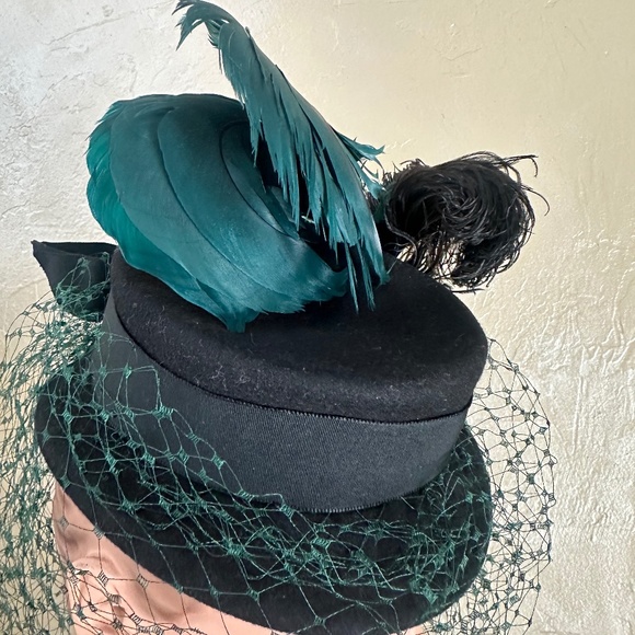 GLORIOUS 1940s' BLACK FELT TILT HAT - Picture 8 of 13